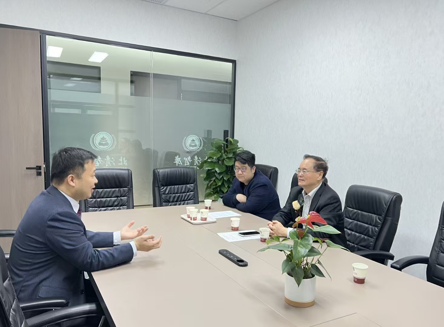 强国智库秘书长王金良、执行主任李学武拜会全国工商联原副主席，中国民间商会原副会长庄聪生先生